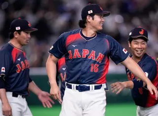 Shohei Ohtani (c) celebra con sus compañeros. Foto: EFE