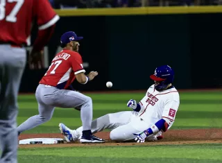 Emanuel Rivera (d), de Puerto Rico, se desliza en segunda base ante José Caballero, de Panamá (i). /Foto: EFE