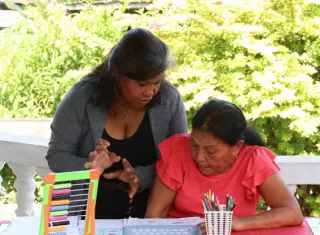  La voluntaria Graciela Serrano (i), de 65 años dicta clases a una mujer adulta mayor. Foto: EFE