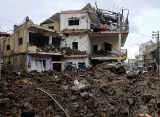 Al menos 41 personas murieron y otras 40 resultaron heridas la madrugada de este sábado en una serie de bombardeos israelíes contra el área de Nabi Chit, en el este del Líbano. Foto. EFE