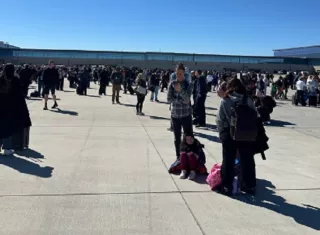 Cerca de 2.000 personas abandonaron las instalaciones el Aeropuerto Internacional de Kansas City en Misuri, durante el operativo. Foto. Redes