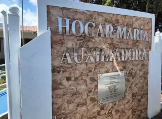 Previo al reinicio de sus funciones como albergue escolar, el personal realizó labores de limpieza y reorganización del mobiliario