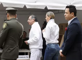 El presidente de Colombia, Gustavo Petro, llegó a votar acompañado por la primera dama Verónica Alcocer y sus hijas Sofía y Antonella. Foto. EFE