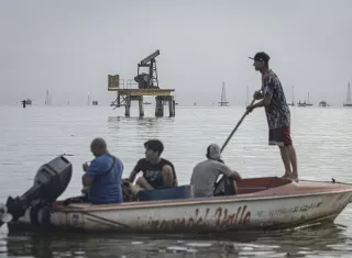 Plataformas petrolíferas en Cabimas (Venezuela). Foto Archivo. EFE