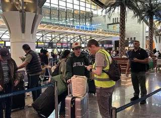 El Gobierno de EE.UU. aseguró que mantiene y refuerza sus operaciones de transporte terrestre y vuelos chárter, siempre que las condiciones de seguridad lo permitan. Foto.  Departamento de Estado de EE.UU.