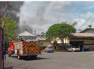 Cada incendio representa un riesgo para la vida de las personas, además de implicar un desgaste considerable para las unidades de emergencia. Foto. Melquíades Vásquez