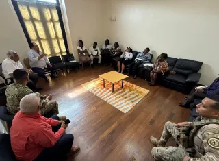 Se destacó la importancia de mantener una comunicación constante y una coordinación efectiva entre los jueces de paz y las unidades aeronavales.