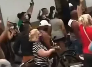 Se informó que los cubanos salieron a las calles en al menos 10 a 15 municipios de La Habana y sus alrededores para protestar contra los extensos cortes eléctricos y exigir el fin del régimen comunista. Foto. Tomada de redes