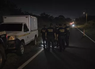 LAs autoridades investigan el caso para identificar al conductor desalmado que abandonó a la víctima.  /  Imagen ilustrativa: Generada con IA Copilot