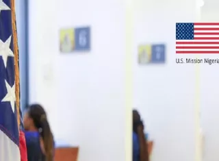 En un comunicado, la misión diplomática en la capital nigeriana, Abuya, recomendó a los ciudadanos estadounidenses que tomen "precauciones adicionales" al viajar a la embajada, el consulado general en Lagos (sur). Foto. USNigeria