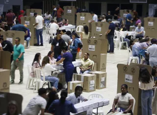 Ciudadanos asisten a votar en Cali (Colombia). EFE/ Ernesto Guzmán