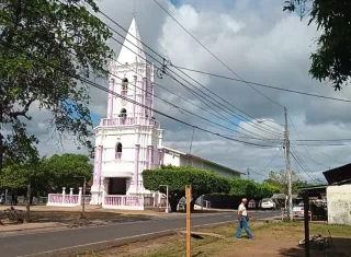 Directivos del IDAAN presentaron un plan a corto plazo que incluye la instalación de una nueva línea de conducción de agua desde la carretera Interamericana en Santiago hasta Atalaya, junto con un tanque y plantas de bombeo para mejorar la distribución del recurso.