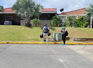 Los ladrones se llevaron 2 mil dólares en efectivo, un teléfono celular y prendas.  Foto: Diómedes Sánchez