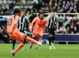 Lamine Yamal logra el 1-1 de penalti durante el partido de ida de octavos de final de la UEFA Champions League entre el Newcastle y el Barcelona. Foto: EFE
