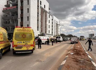 Dos hombres que trabajaban en una obra de la construcción murieron en el centro Israel por los impactos causados tras una andanada de misiles de Irán. Foto. EFE
