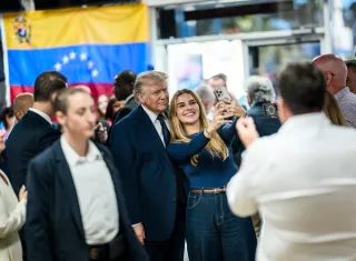 El presidente Donald Trump, compartió brevemente con los dueños y comensales de El Arepazo. Foto Casa Blanca/EFE