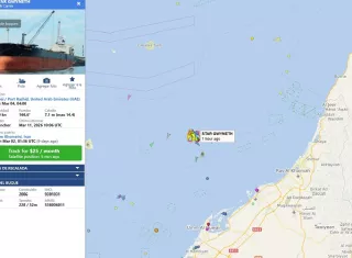 Un buque granelero de propiedad griega fue alcanzado este miércoles por un proyectil de origen desconocido cerca del estrecho de Ormuz. Foto. EFE