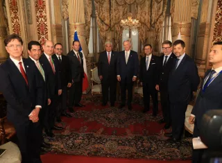 El presidente José Raúl Mulino asistió acompañado de la primera dama, Maricel Cohen de Mulino, y del ministro de Relaciones Exteriores, Javier Martínez-Acha,. También viajaron los ministros Felipe Chapman (Economía y Finanzas), Julio Moltó (Comercio e Industrias) y José Ramón Icaza (Asuntos del Canal).