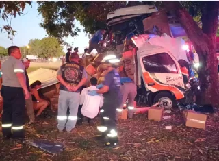 Al lugar del accidente acudieron alrededor de diez ambulancias de diferentes estamentos de seguridad y emergencia.