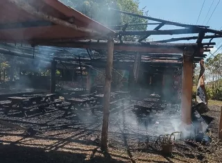 Afortunadamente, las personas que se encontraban laborando dentro del restaurante lograron salir a tiempo, por lo que no se reportaron heridos ni víctimas fatales. Foto. Melquíades Vásquez