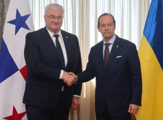 Martínez-Acha explicó que sostuvo una reunión de aproximadamente una hora con el canciller ucraniano Andrii Sybiha.