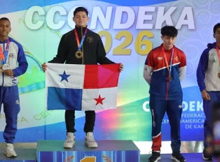 Edgardo Torres, con la Bandera de Panamá, en la ceremonia de premiación de la categoría Junior del Centroamericano de Karate realizado en Nicaragua. Foto: Cortesía