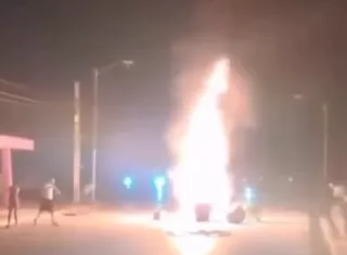 Los manifestantes entre gritos y cacerolazos exigen "libertad" y  la caída del régimen cubano. Foto. Tomada de video de @yusnaby