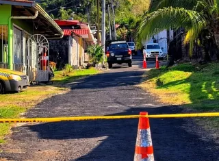 En el área se escucharon múltiples disparos y, al verificar, se percataron de que el joven se encontraba sin vida. Foto: Colón en Línea 