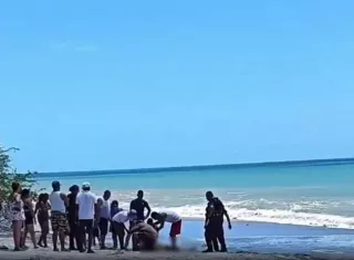 Heroica acción termina en fatalidad: Fallece bañista intentando salvar a mujer