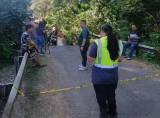 Las autoridades locales insisten en que por 27 años han estado solicitando a los gobiernos de turno la necesidad de reemplazar el puente de metal debido al grave deterioro que presentaba.