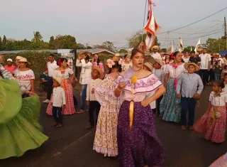  se presentaron diversas expresiones de la cultura veragüense, destacándose las delegaciones típicas que llenaron de colorido, música y alegría el evento. Foto. Melquiades Vásquez