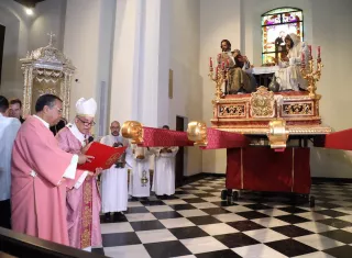 La ceremonia se realizó durante la misa dominical en la Catedral Basílica Santa María la Antigua, donde el arzobispo destacó el significado espiritual del Evangelio proclamado en la liturgia. 