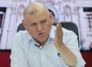 Napoleón Becerra, se accidentó a la altura del kilómetro 183 de la Vía de los Libertadores en la jurisdicción de la localidad de Huaytará, en Huancavelica. Foto. EFE