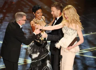 Paul Thomas Anderson (izq.) y Teyana Taylor (segunda por la izquierda) reciben el Oscar a la Mejor Película por "One Battle After Another" de manos de Nicole Kidman y Ewan McGregor. /EFE