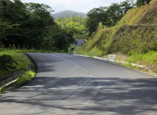 El proyecto tiene previsto unos 28 kilómetros de vía entre Santa Rita y María Chiquita, con medidas ambientales como pasos de fauna y restricciones al tránsito pesado, buscando proteger la biodiversidad de la zona.