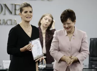 La presidenta del Tribunal Supremo de Elecciones, Eugenia Zamora (d), entrega las credenciales oficiales a la presidenta electa, Laura Fernández. Foto. EFE