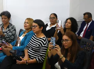 Personas asisten al conversatorio 'Cuidados y justicia social'.