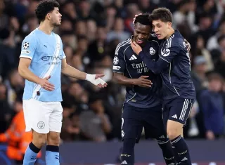 Vinicius Junior (C) celebra con Arda Güler uno de sus goles anotados. Foto: EFE