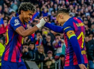 Lamine Yamal (izq.) y Raphinha celebran uno de los goles anotados. Foto: EFE