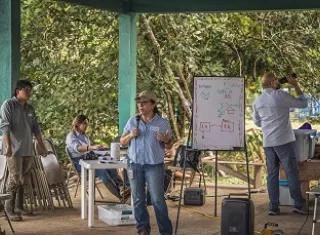 Las jornadas abarcaron más de 60 reuniones comunitarias y 150 encuentros individuales con las familias para analizar y acordar los temas vinculados al proceso de reasentamiento mediante un trabajo participativo y organizado.