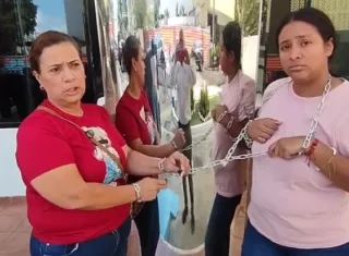 Durante la jornada, funcionarios y extrabajadores acudieron al lugar con pancartas, cadenas, candados y megáfonos, y algunos manifestaron su intención de permanecer encadenados de forma indefinida hasta obtener una respuesta a sus demandas.
