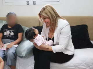 La directora general de la Secretaría Nacional de Niñez, Adolescencia y Familia (SENNIAF), Lilibeth Cárdenas,visitó el Hogar María Guadalupe.