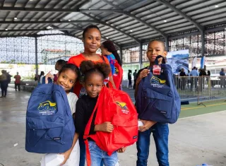 Además de contribuir con los estudiantes, esta iniciativa busca aliviar la carga económica de los padres de familia y reforzar los insumos escolares de jóvenes de escasos recursos. Foto. Cortesía