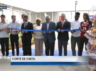 Con el corte de cinta y la develación de una placa queda formalmente inagurada el centro. 