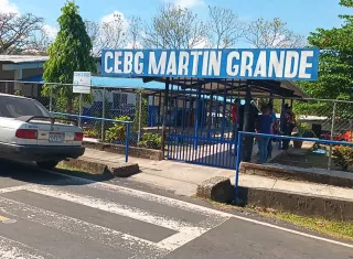 La escuela Martín Grande atiende a más de 300 estudiantes en niveles de Premedia y Media.