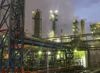 La refinería de petróleo de Haifa, la ciudad más importante del norte de Israel, sufrió daños este jueves tras el último ataque con misiles lanzados desde Irán. Foto. EFE