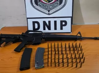 En el lugar se decomisó un fusil M-16, marca Colt, sin serie visible, calibre 5.56 mm, además de dos proveedores y 59 municiones calibre 5.56x45 mm.