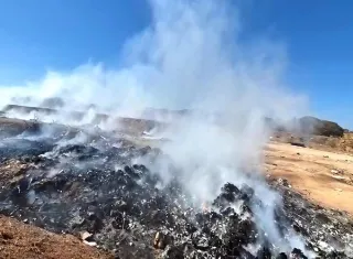 Las labores de extinción en el vertedero de La Honda se extendieron por más de 12 horas continuas, con la participación de varias unidades, cisternas y volquetes municipales. Foto. Thays Domínguez