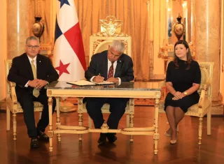 Mulino firma ley que pone a pagar pasantías a jóvenes en Panamá