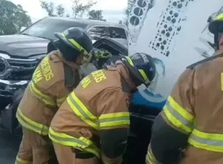 En el incidente se vieron involucrados dos vehículos tipo pick-up. Foto: @grupoelite507 